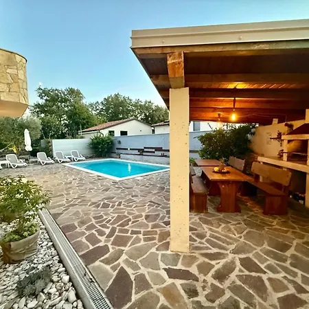 Extraordinary Amna With 4 Bedroom And Pool! Apartmán Buje