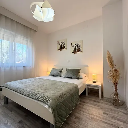 Extraordinary Amna With 4 Bedroom And Pool! Lägenhet Buje